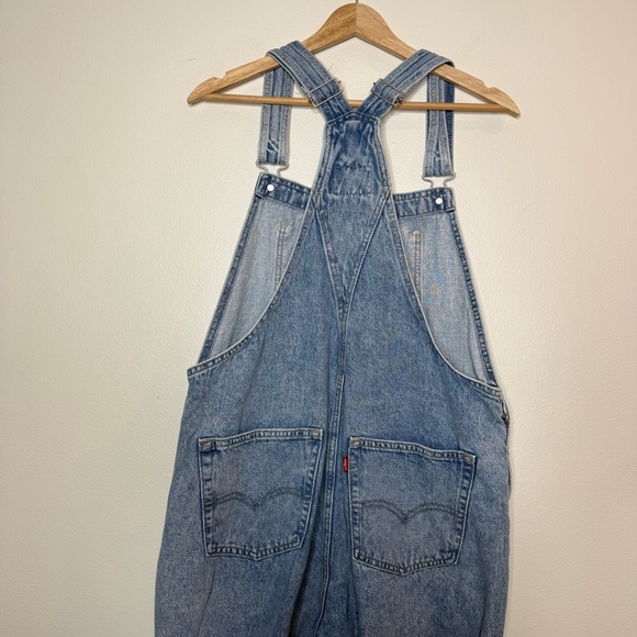 Levi’s Vintage Women’s Overalls in relaxed light wash denim size large - Picture 4 of 12